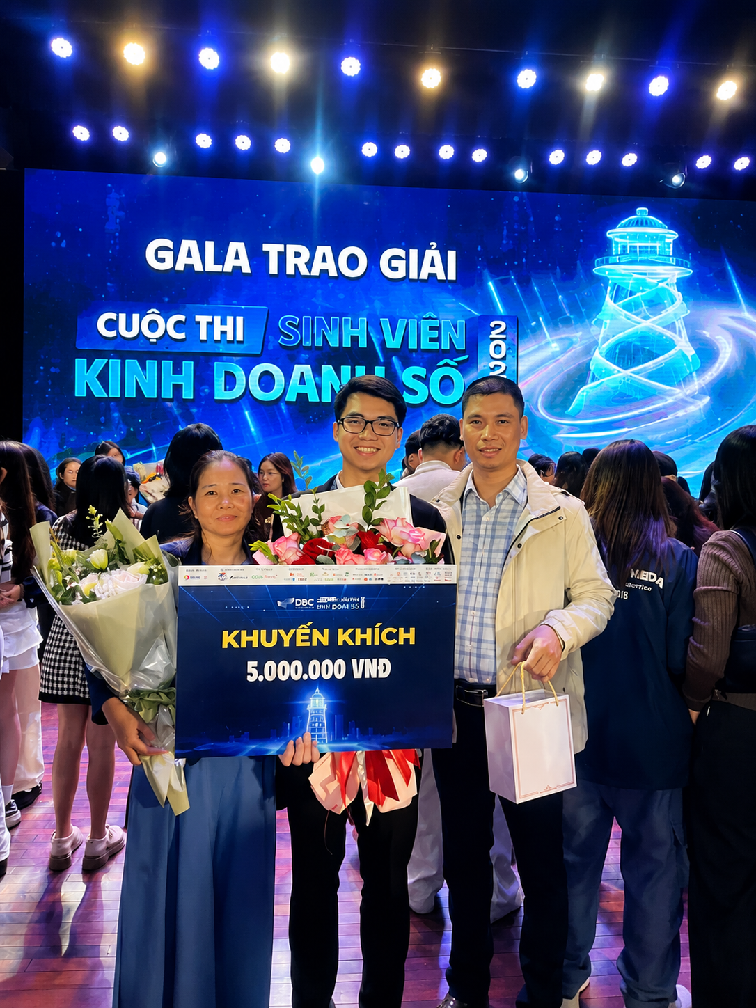 Ảnh sân khấu chung kết tổng